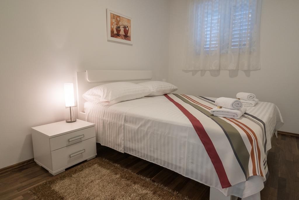 Drop In Split Luxury Suites Екстер'єр фото