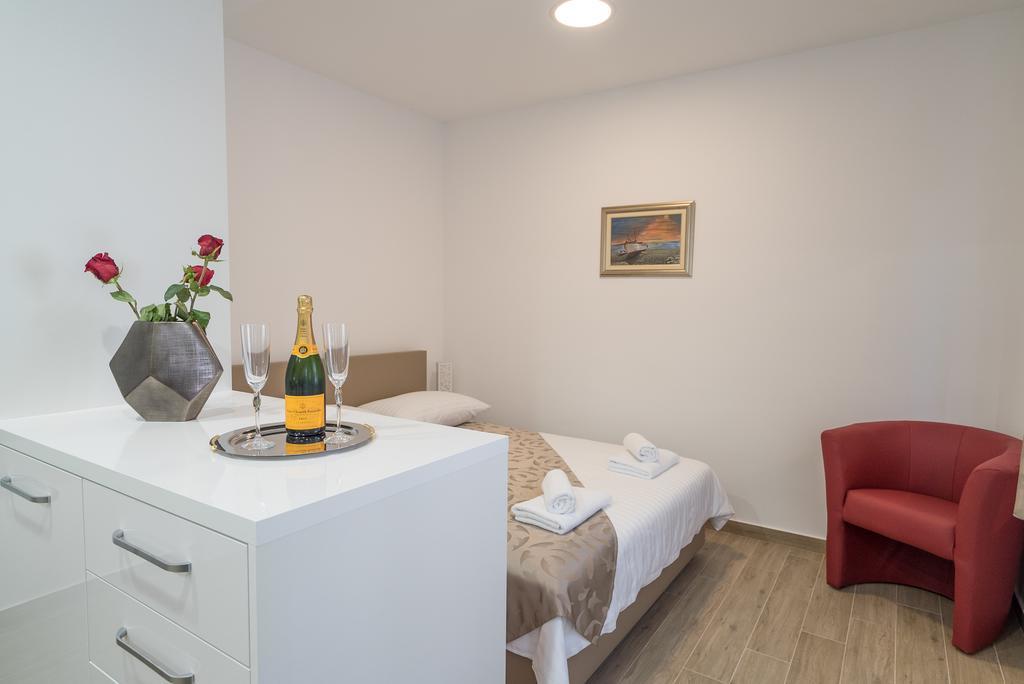 Drop In Split Luxury Suites Екстер'єр фото