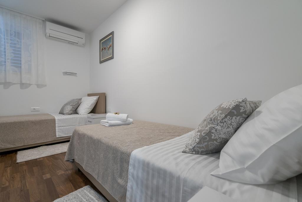 Drop In Split Luxury Suites Екстер'єр фото