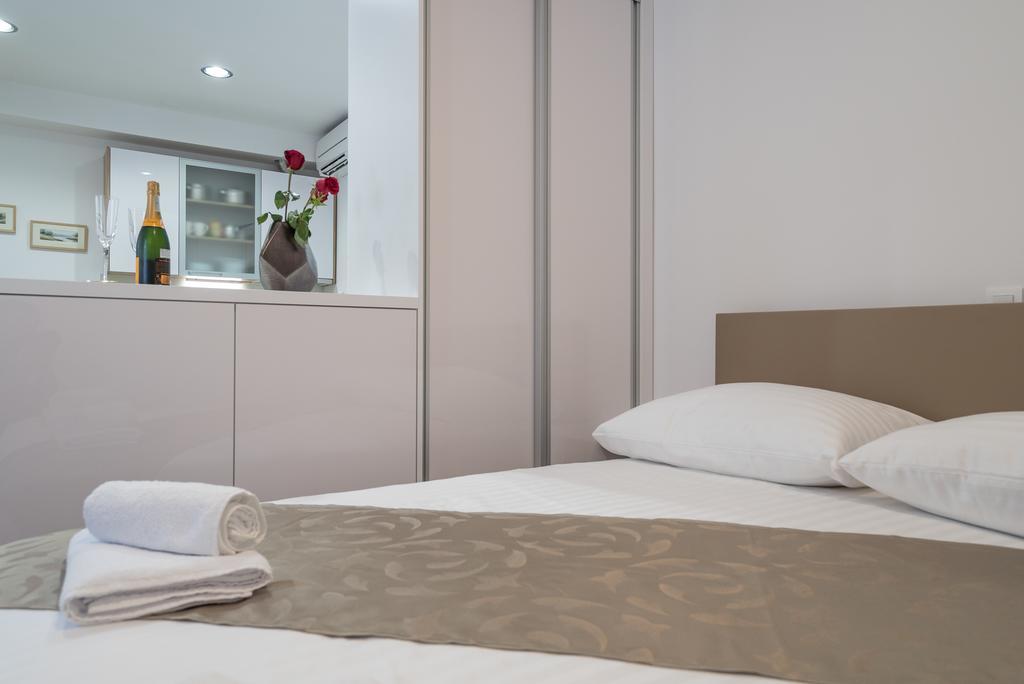 Drop In Split Luxury Suites Екстер'єр фото