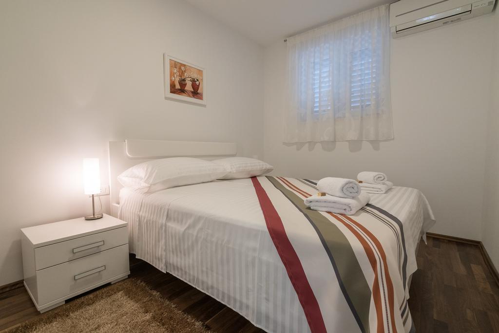 Drop In Split Luxury Suites Екстер'єр фото